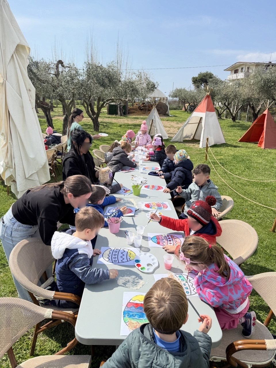 Bambini impegnati nei laboratori del Villaggio delle Uova